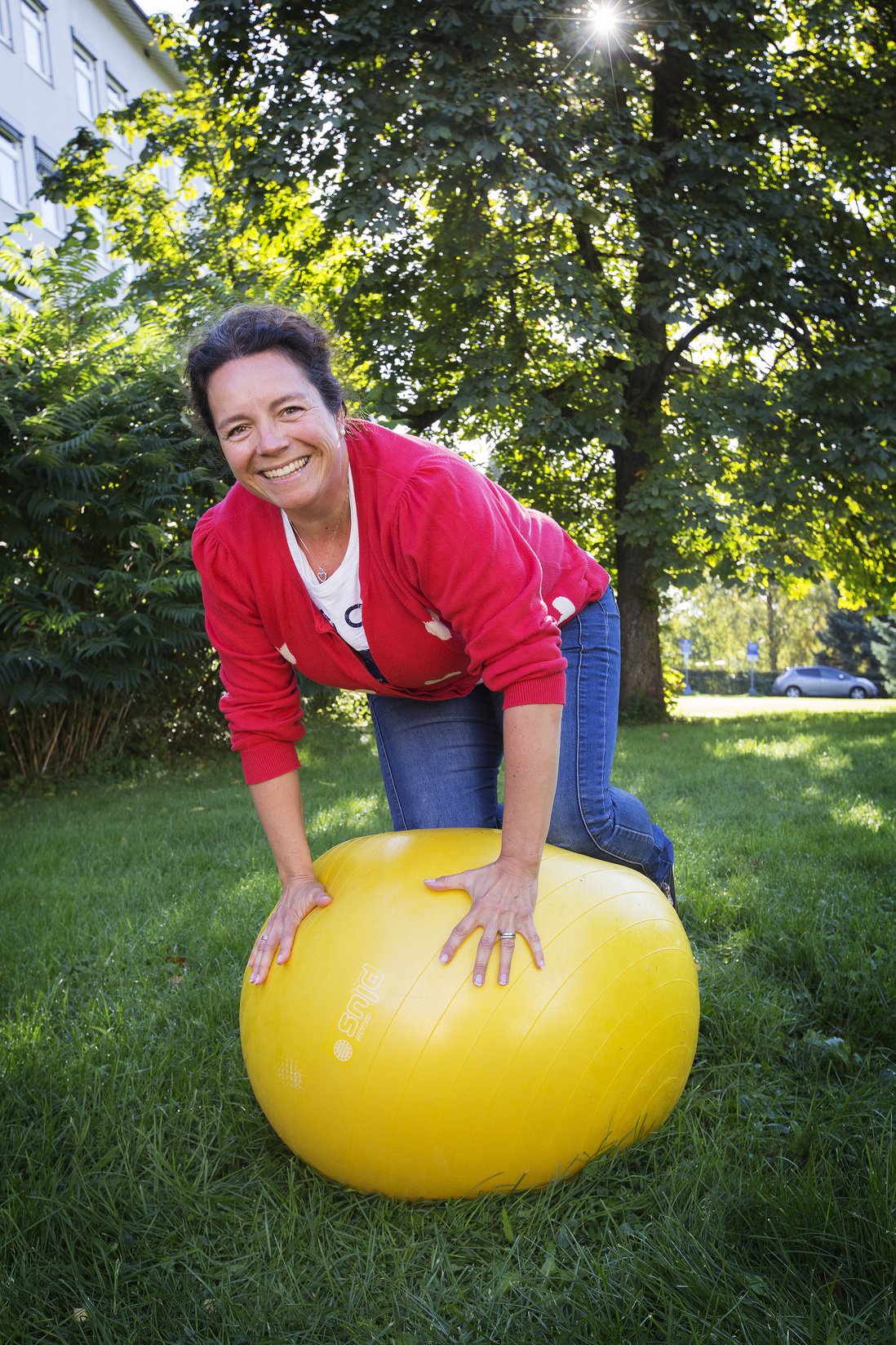 Elisabet Telenius balanserer på stor gul ball