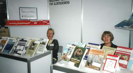 Kari Langved og Astrid Mathisen ved bokutstilling på Nordisk kongress. Foto