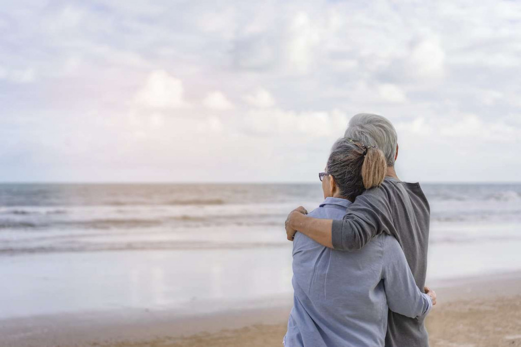 Eldre par ser utover havet. Foto