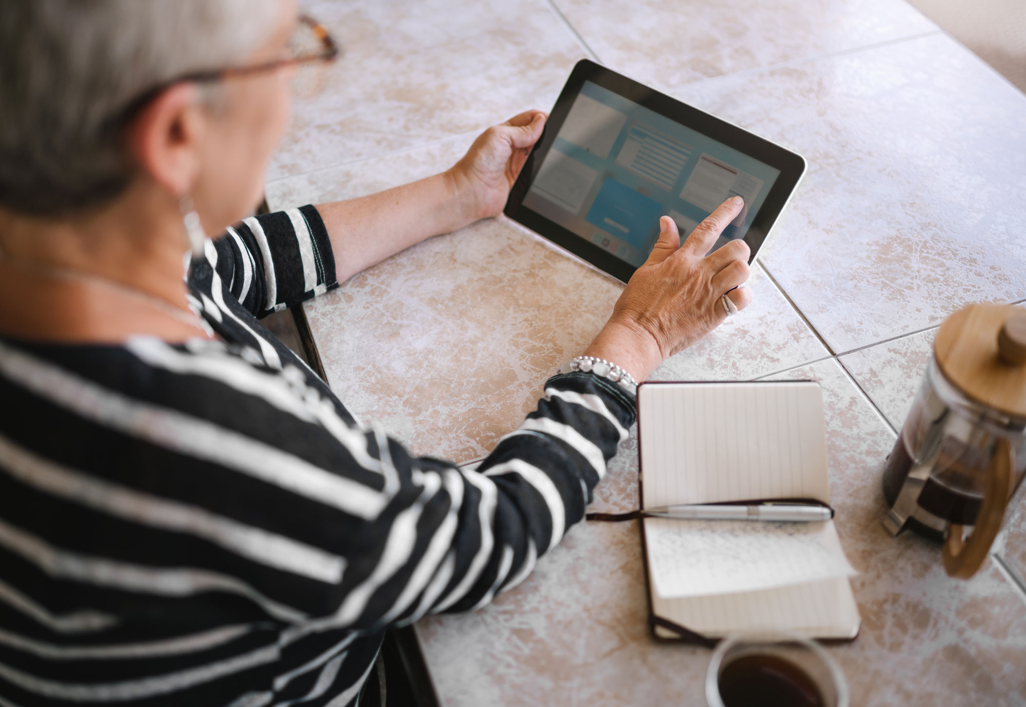 Dame bruker ipad