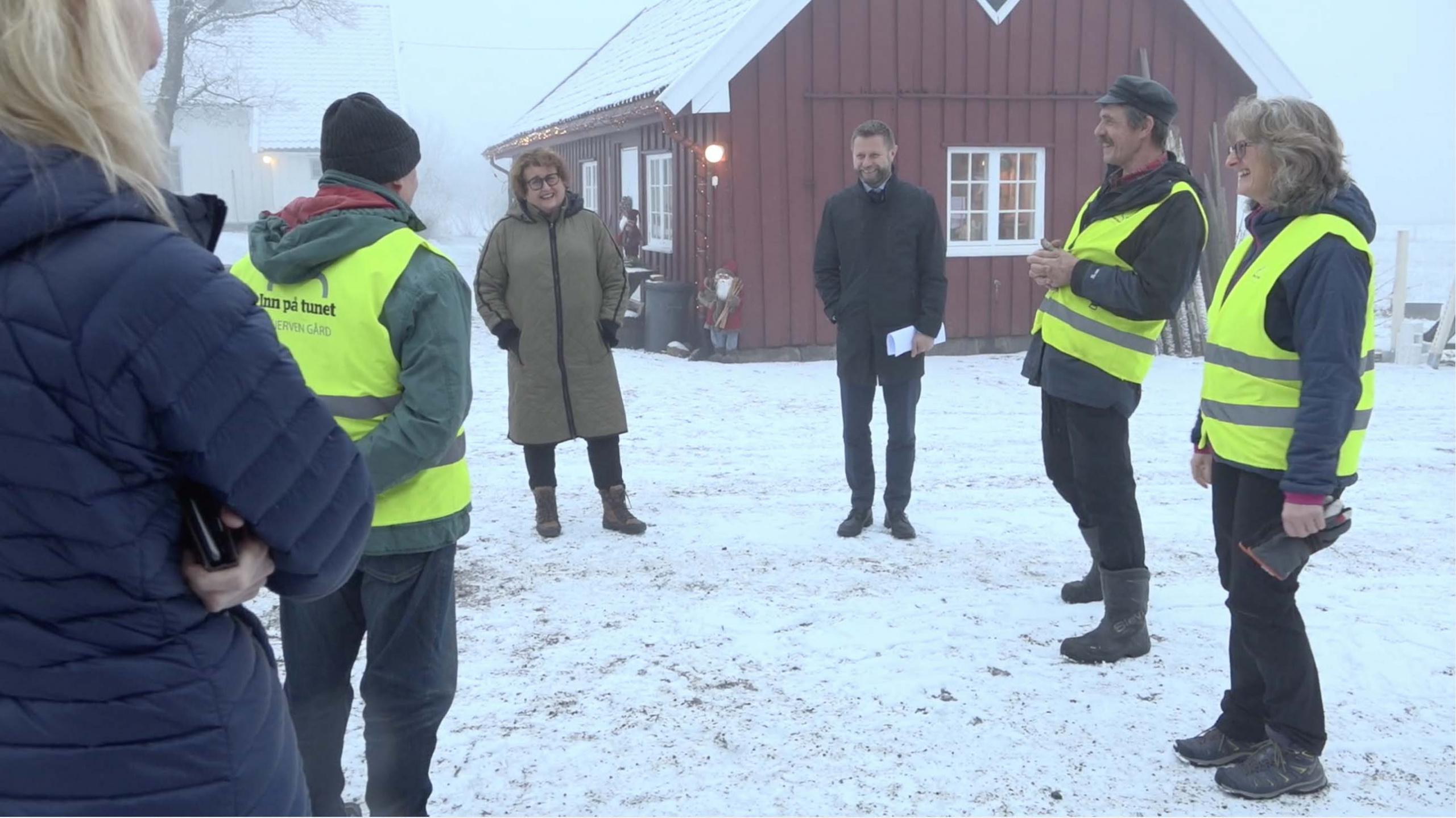 To ministre mottatt på gård. Foto fra video