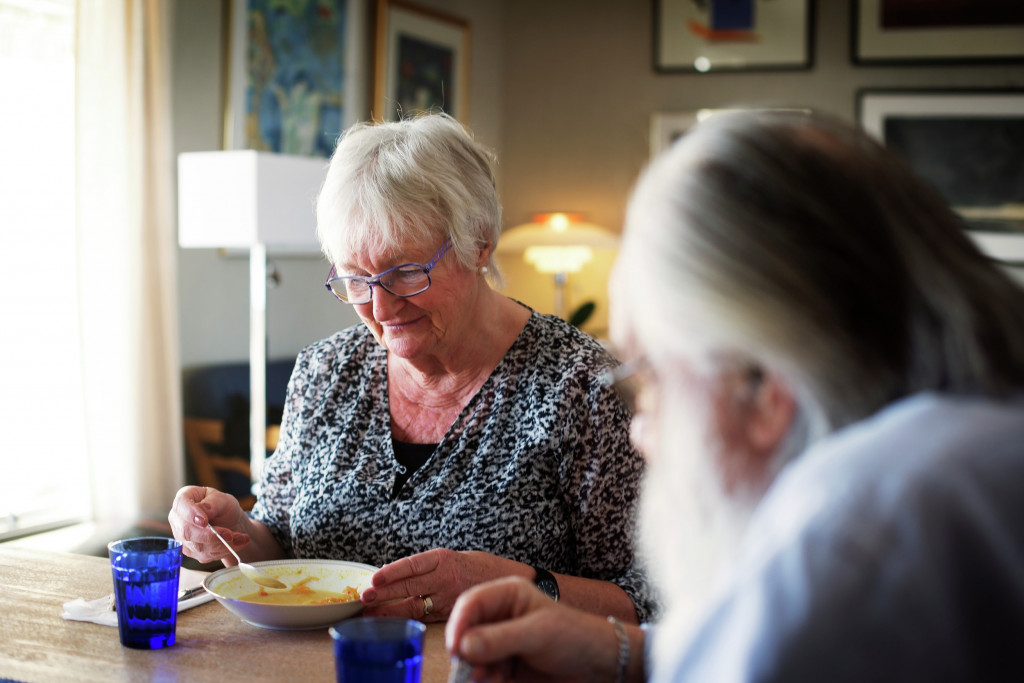Eldre kvinne og mann spiser. Illustrasjonsfoto