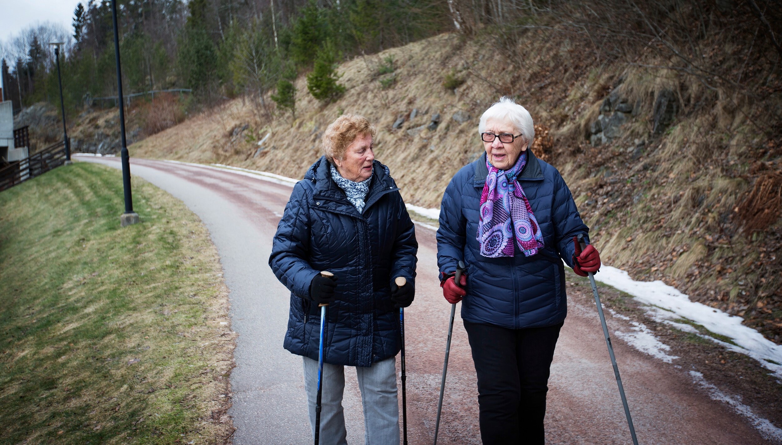 To eldra damer går tur med staver. Illustrasjonsfoto