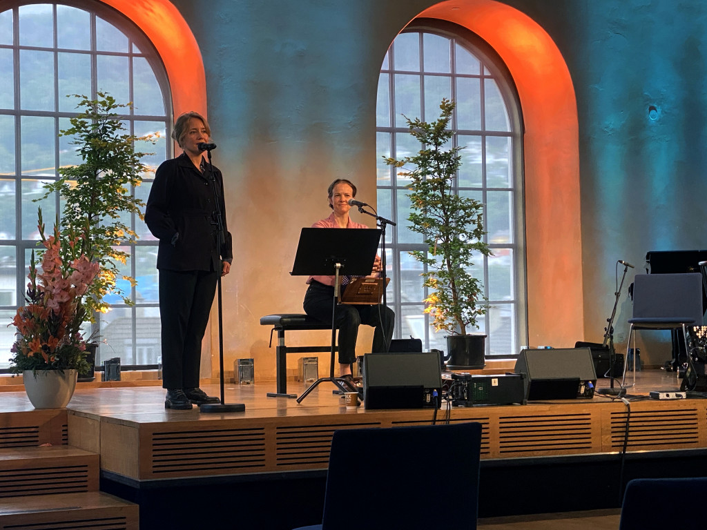 På bildet ser vi festivalsjef Anna Helle-Valle og musiker Åse Britt Reme Jakobsen.