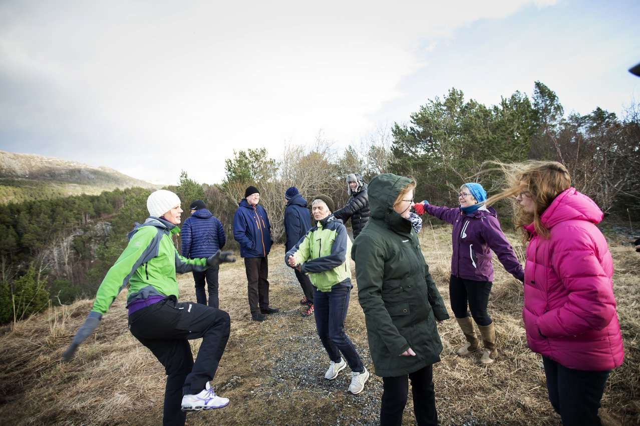 Gruppe med eldre i aktivitet. Foto.