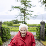 Eldre kvinne kommer gående mot fotografen