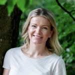 Kvinne står foran et tre