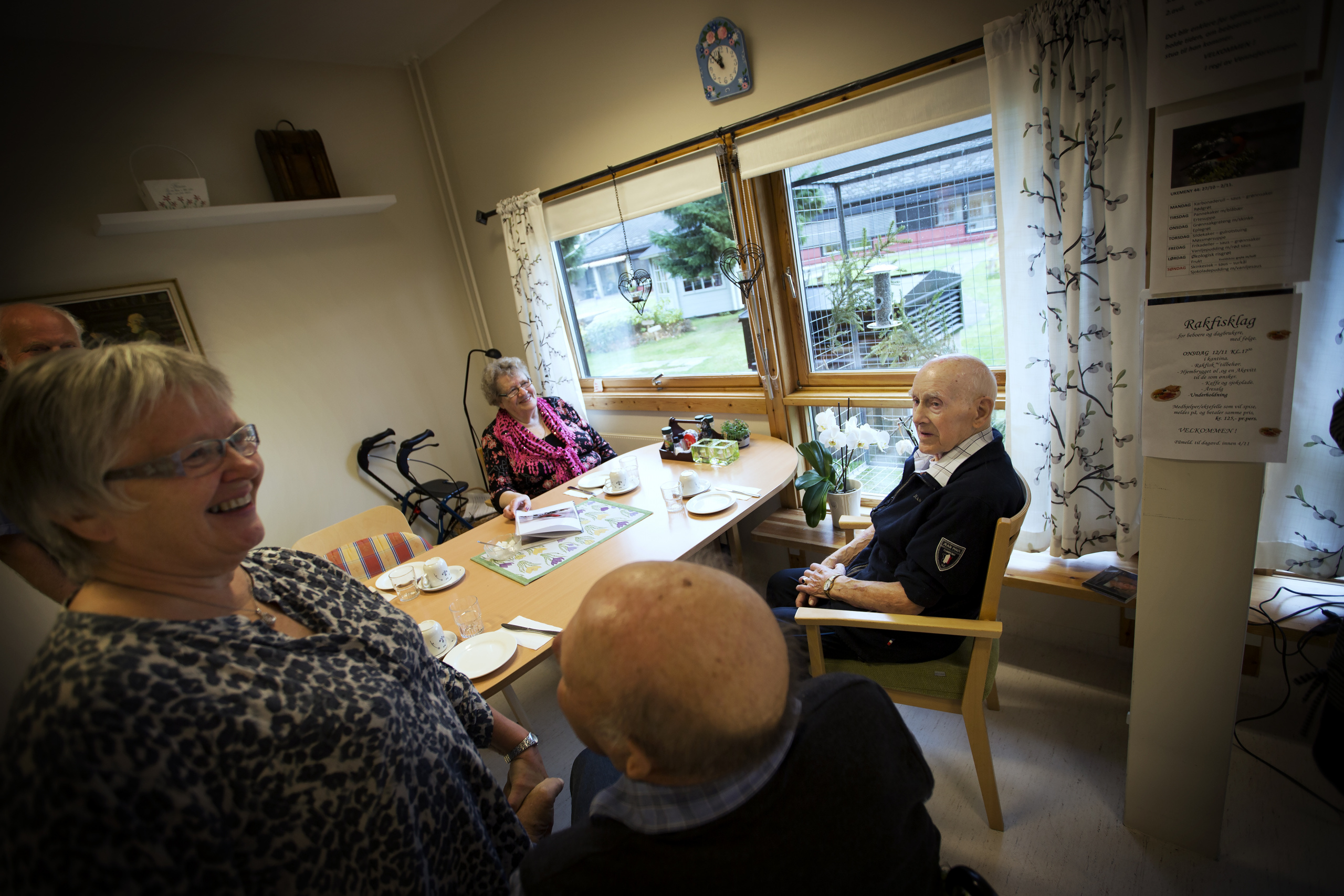 En gruppe eldre mennesker sitter ved et bord. Foto.