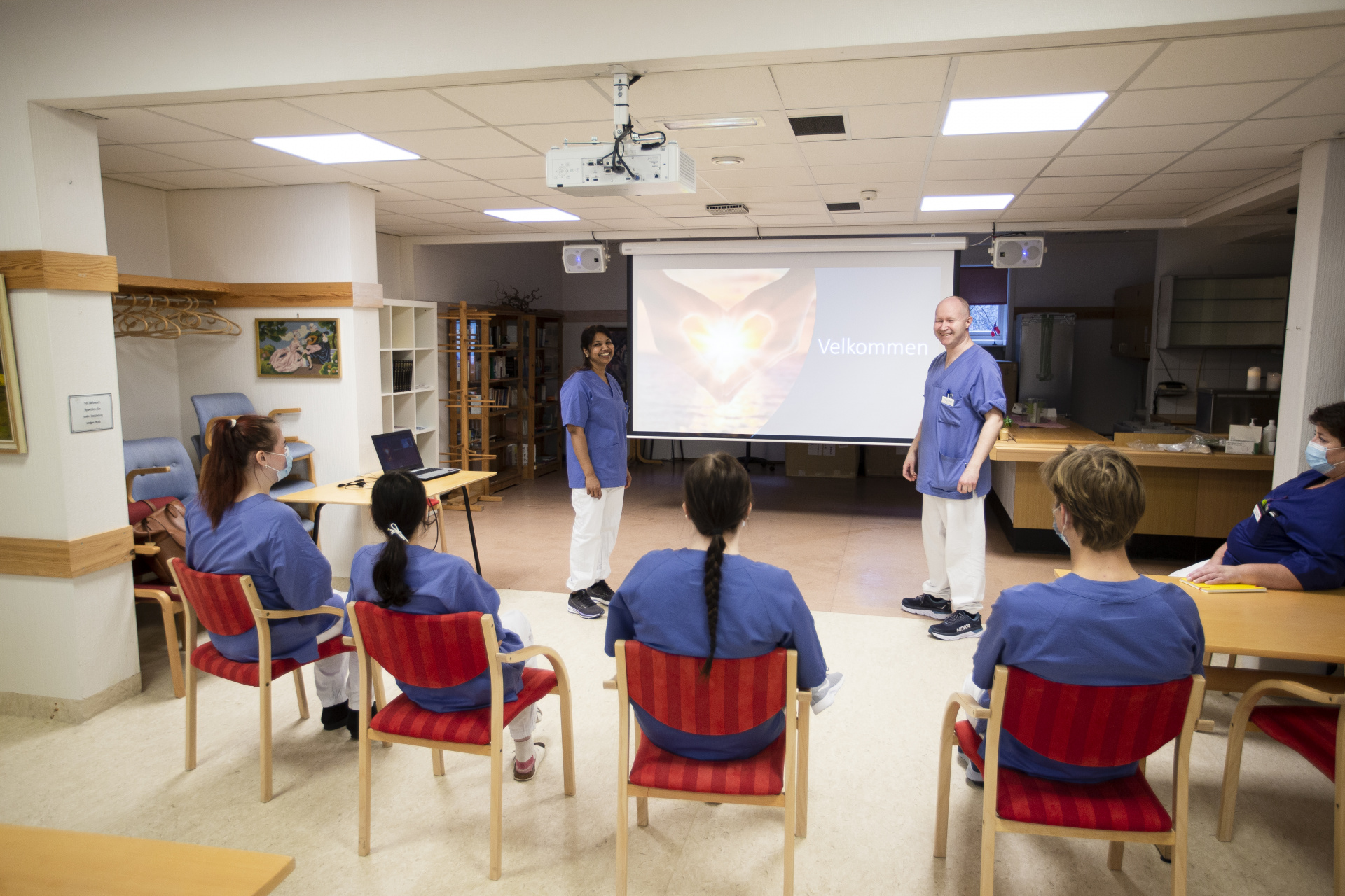 To helsefagarbeidere presenterer for fire ansatte i helse- og omsorg. Foto