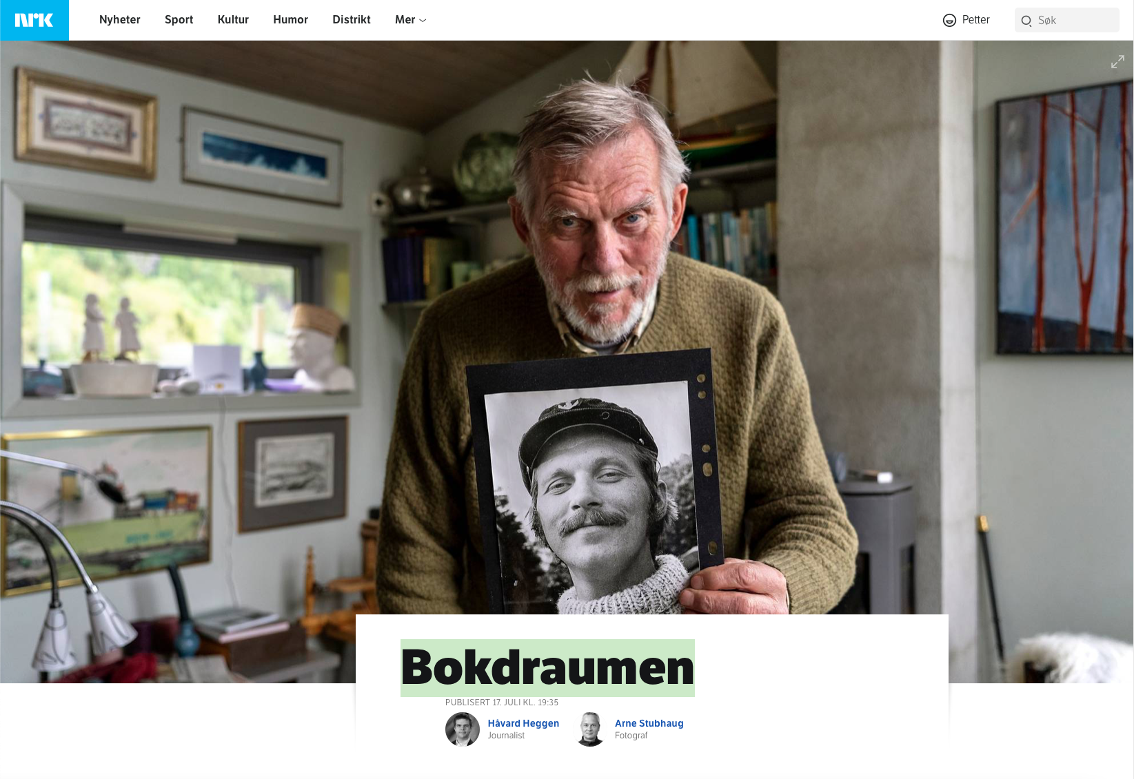 Eldre mann med bilde av seg selv som yngre. Faksimile