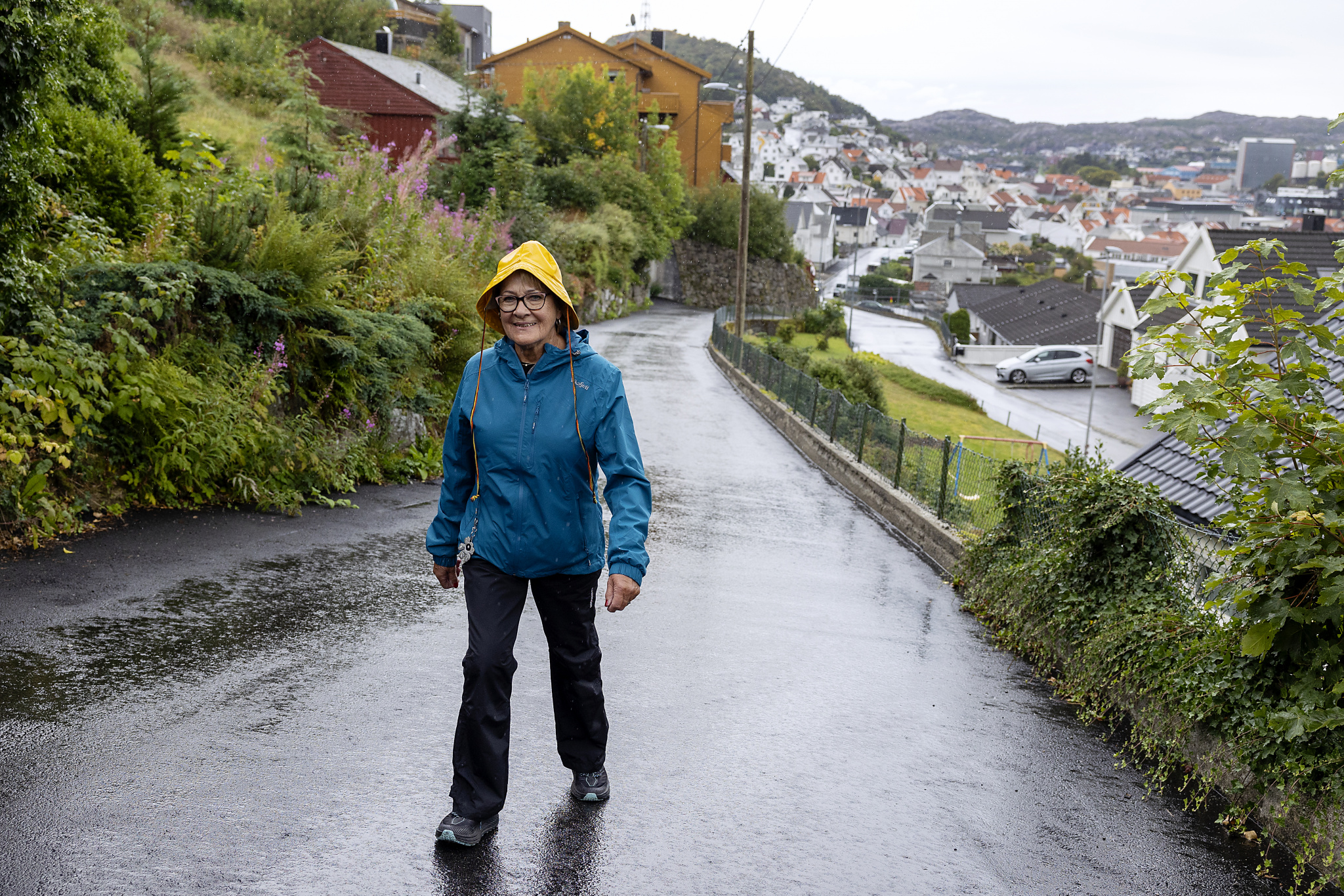 Kvinne i regnvær. Foto