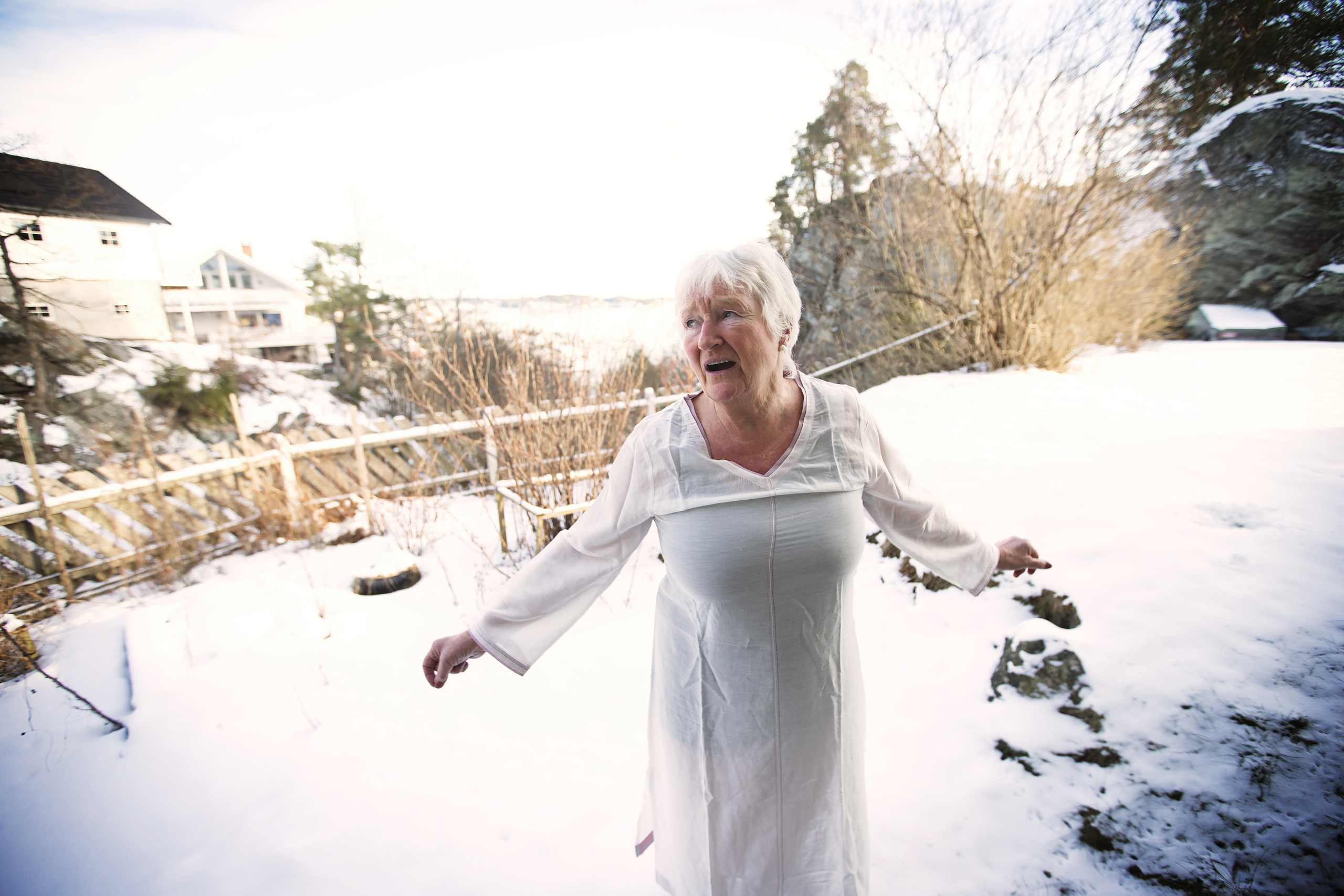 Kvinne i nattøyet utendørs om vinteren. Foto