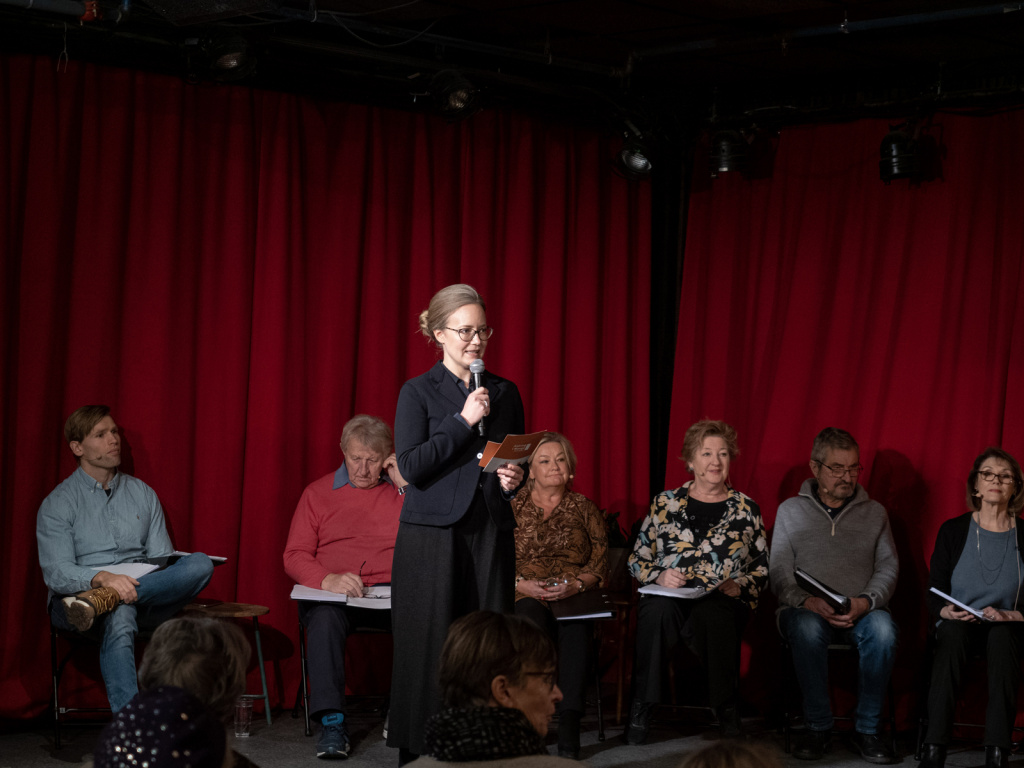 Anna Helle-Valle på scenen foran ensemblet Scenefryd.