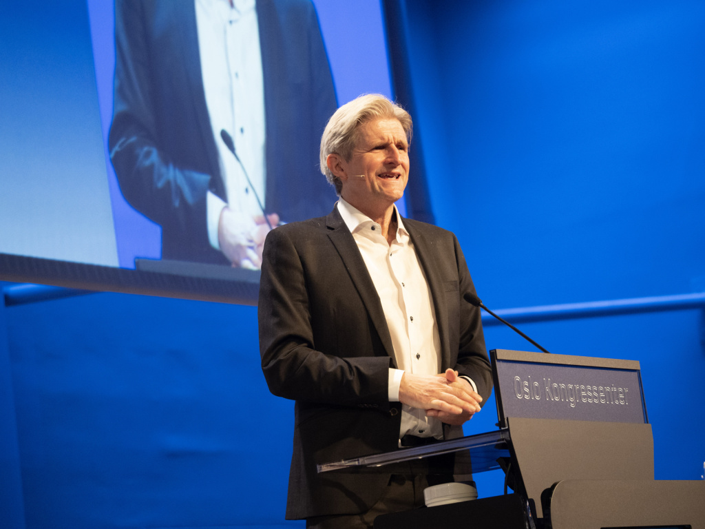 Geir Selbæk på scenen. Foto