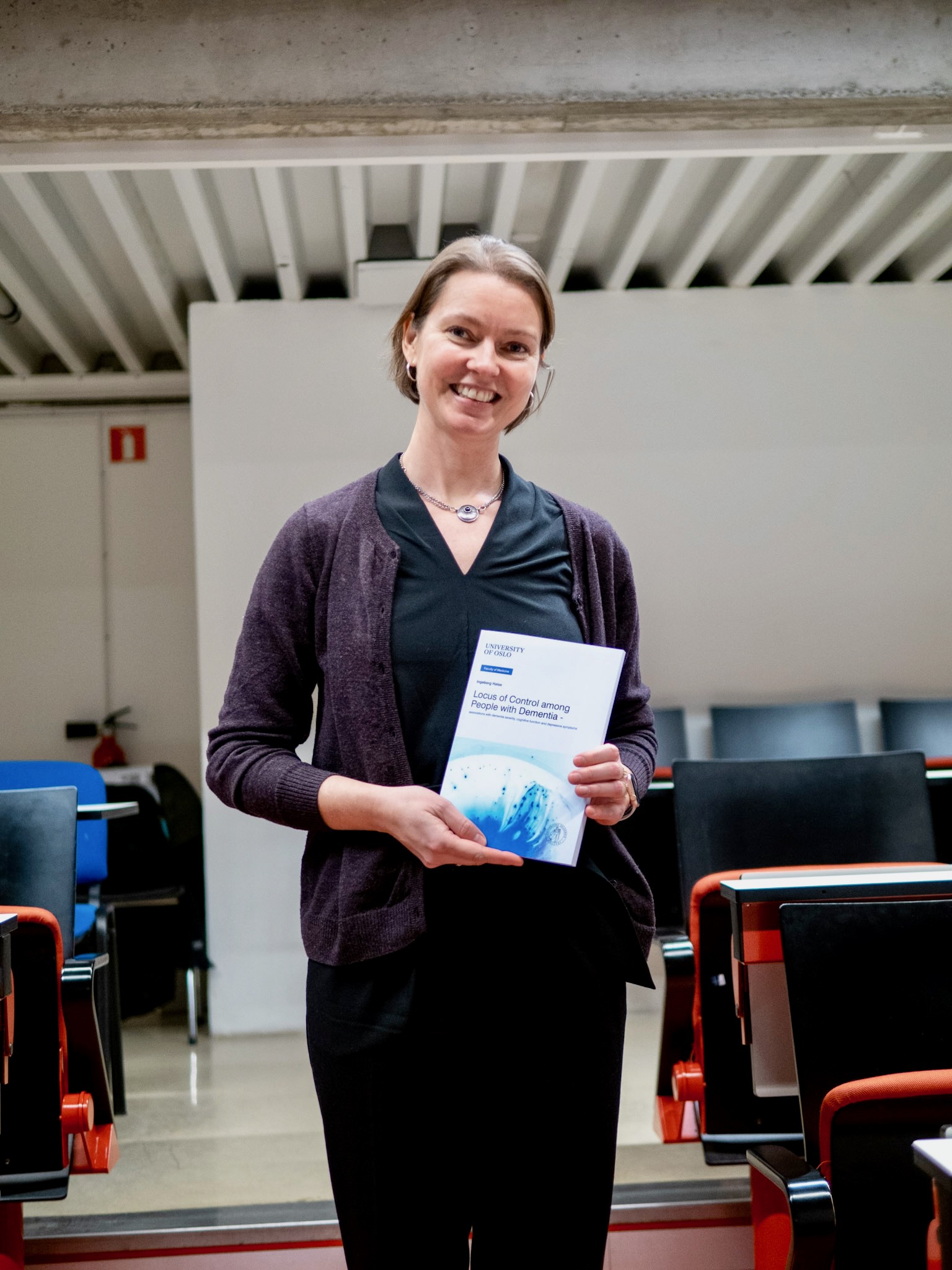 Psykolog Ingeborg Halse med doktoravhandlingen. Foto