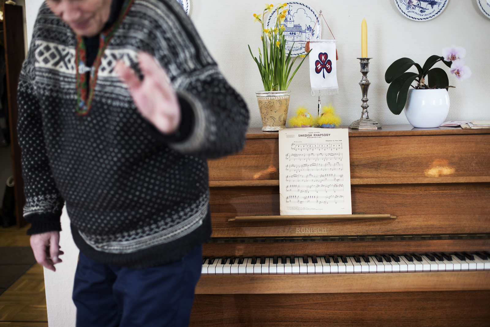 Eldre mann går fra piano. Foto