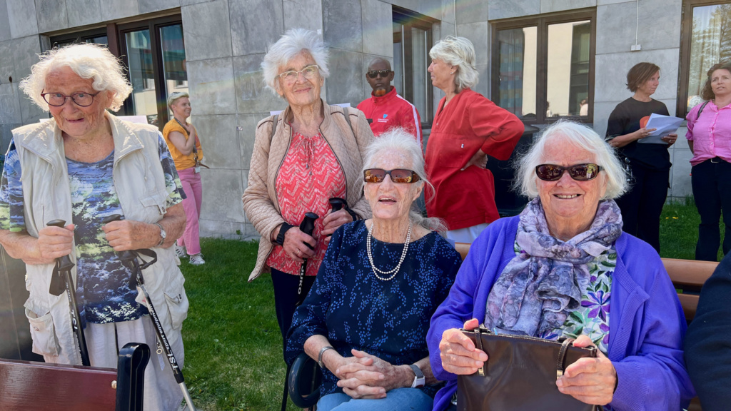 En gruppe med eldre kvinner. Foto
