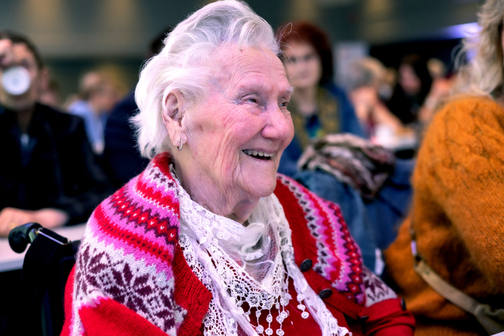Eldre kvinner smiler