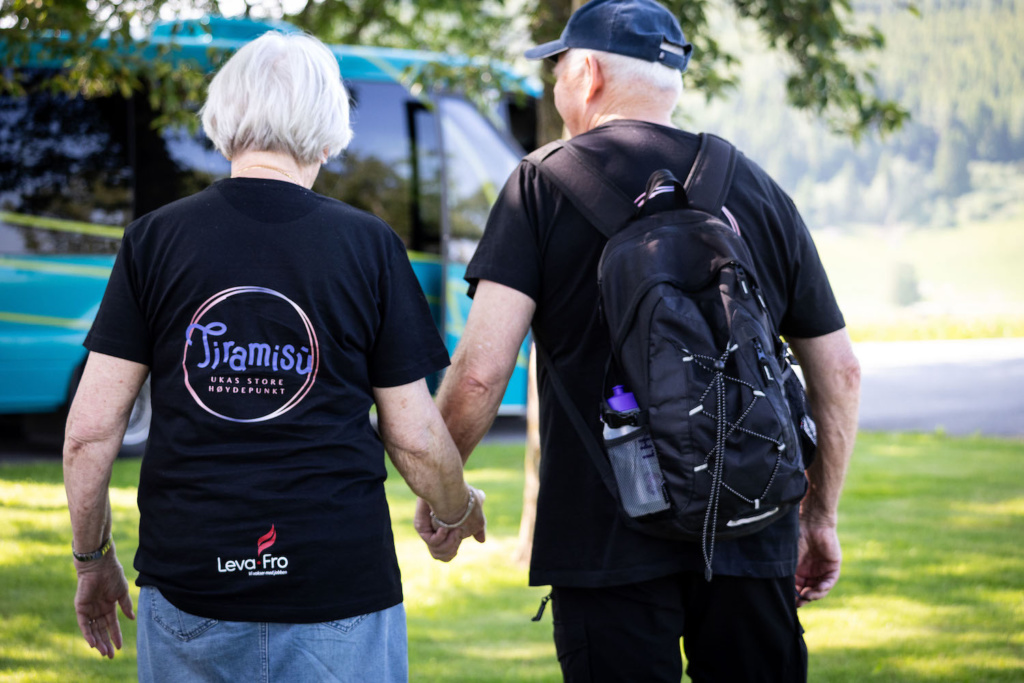 Eldre par vandrer hånd i hånd. 