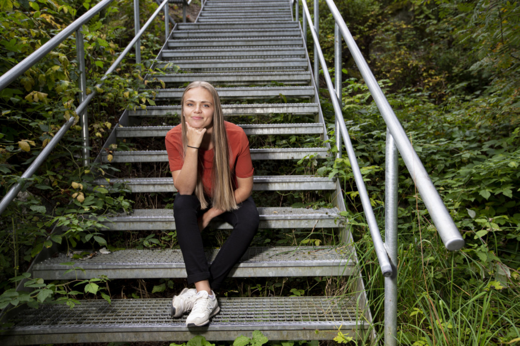 Celine Haaland-Johansen sitter i trapp utendørs. Foto