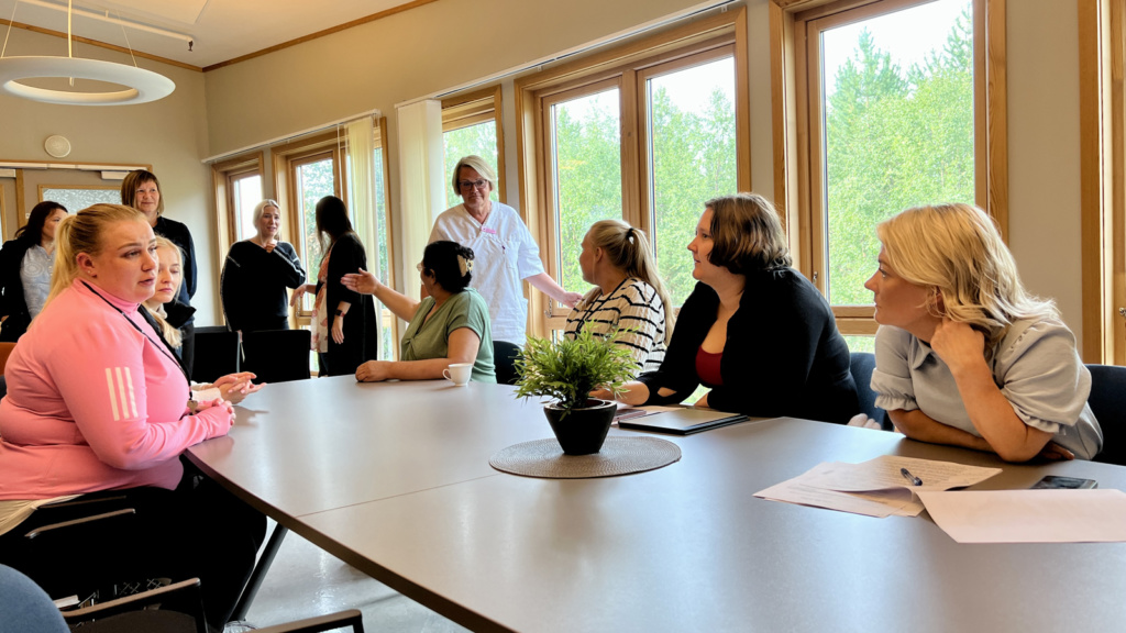 Fagskolestudenter med Kristin i spissen forteller om sine erfaringer med Fagskolen Aldring og helses tilbud i Alta til Sandra Borch. Foto