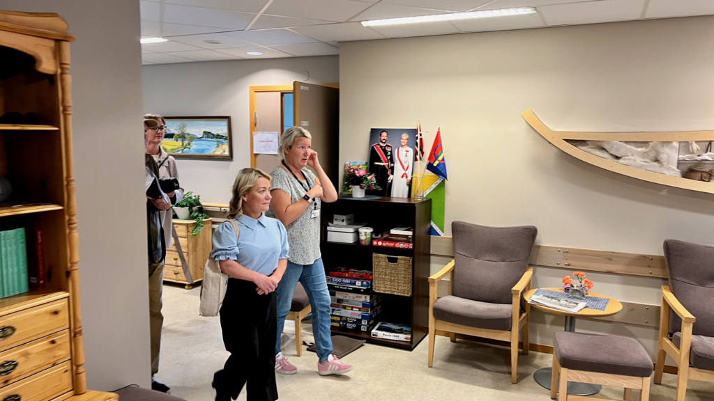 Sandra Borch og Renate Torbergstuen på runde i dagsenter. Foto