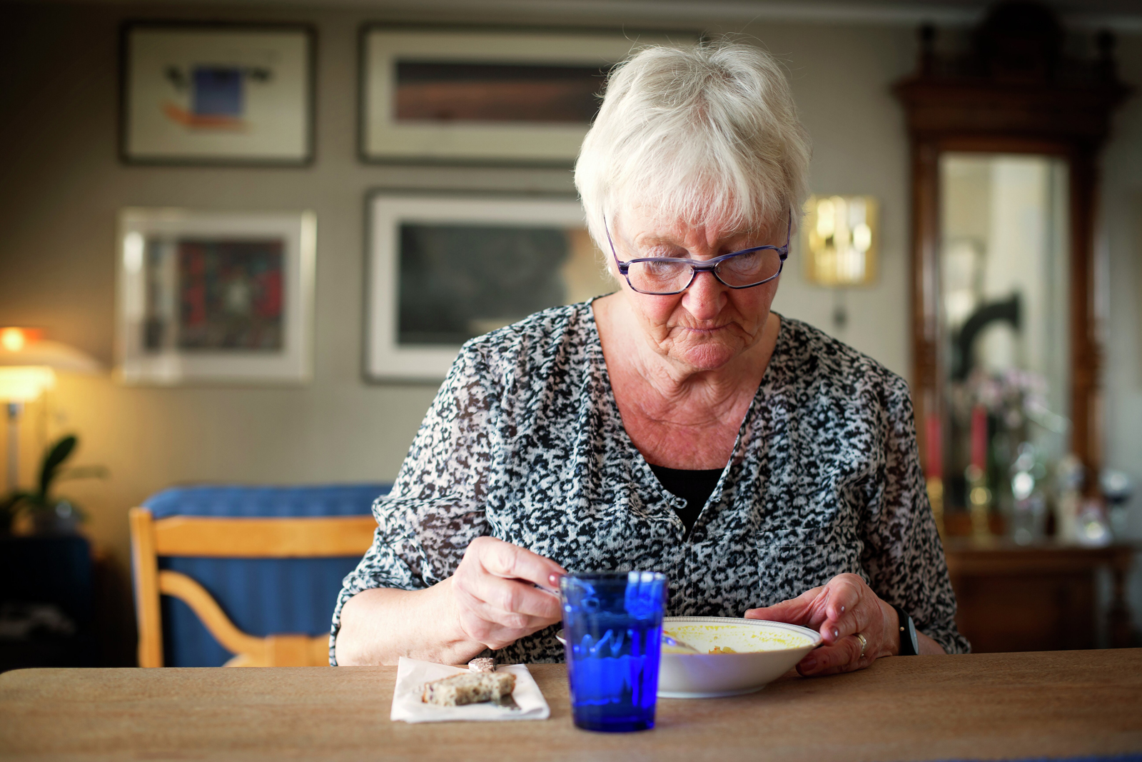 Eldre kvinne spiser. Foto