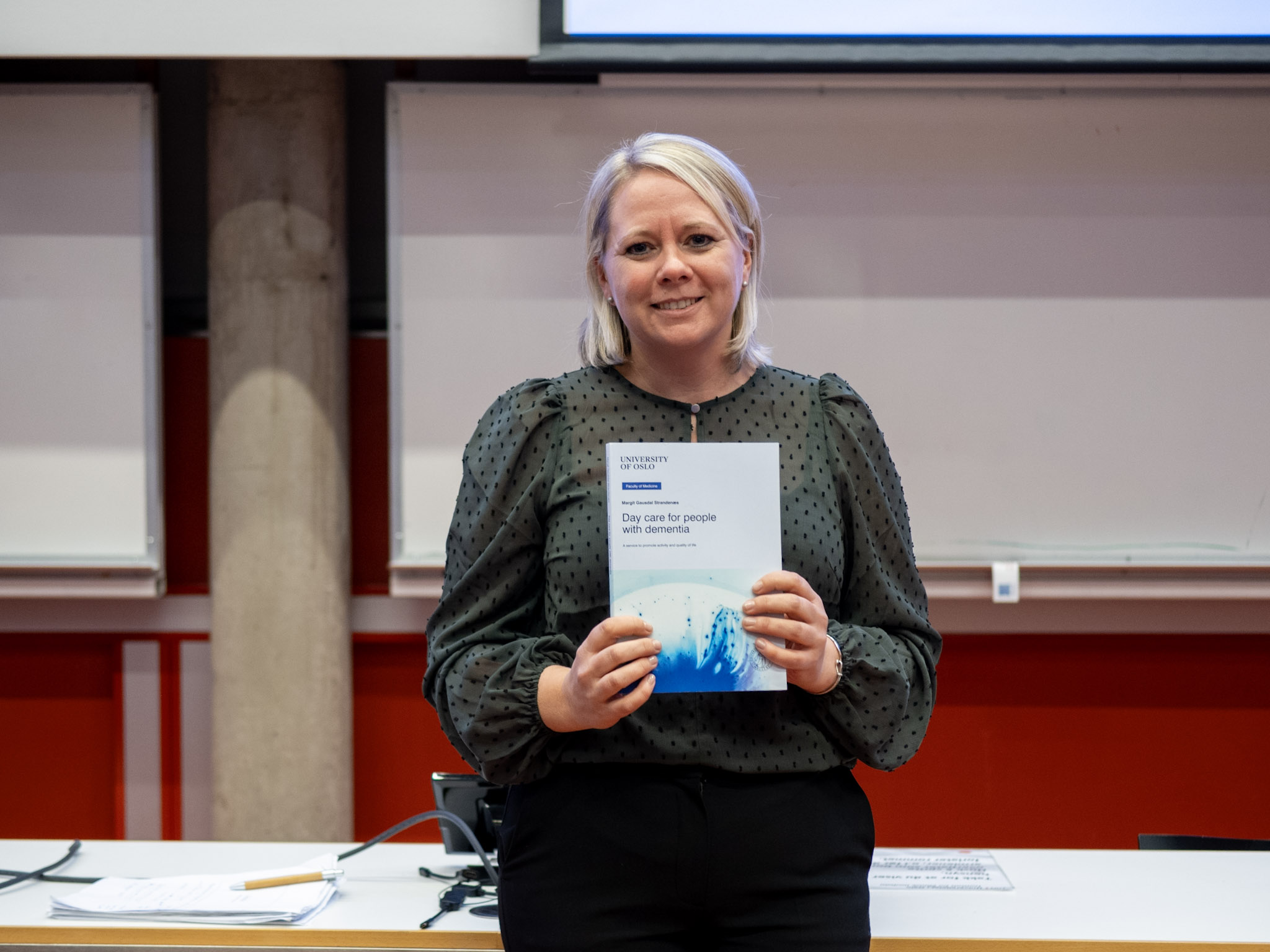 Margit Gausal Strandenæs med doktorgradsavhandlingen. Foto