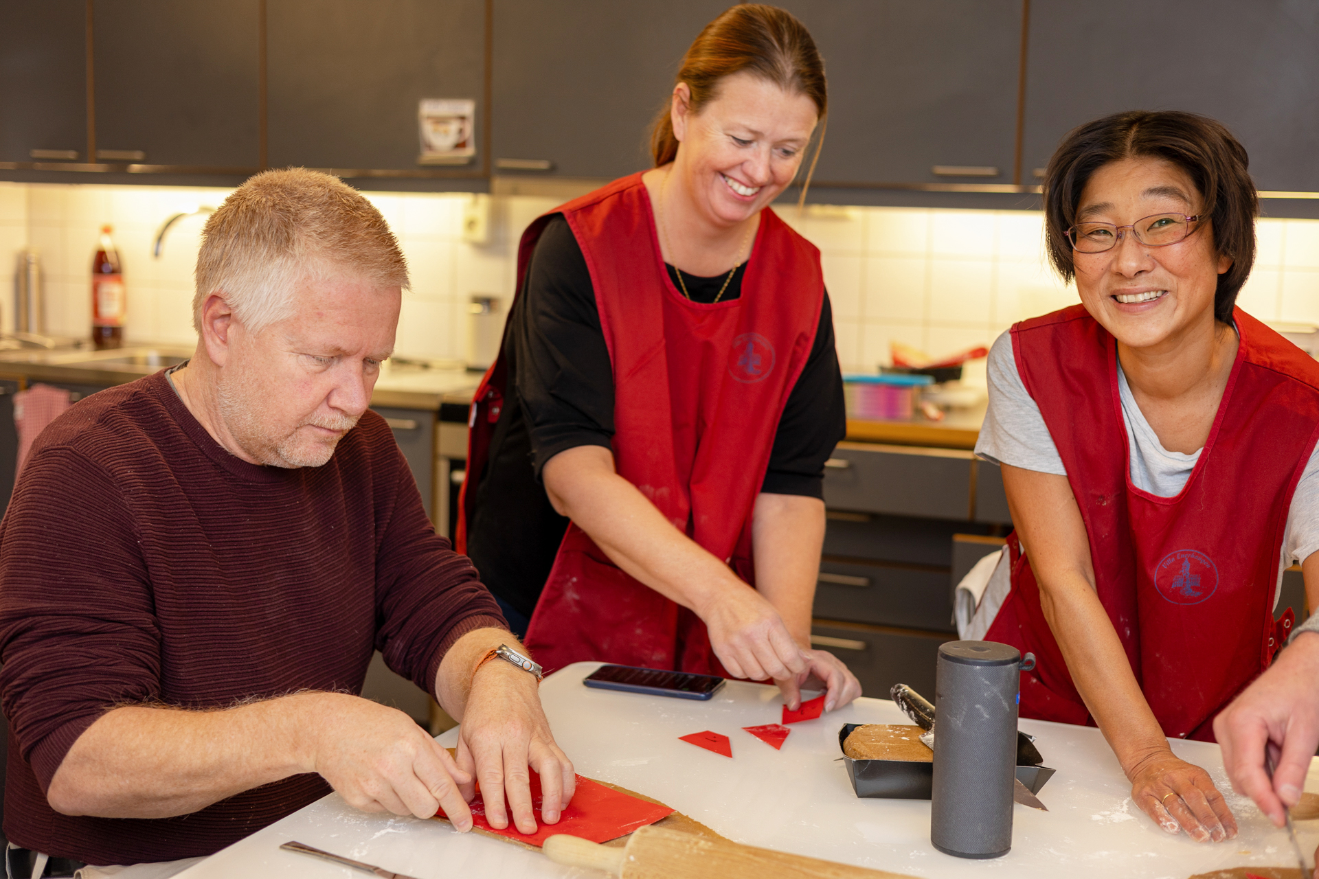 Tre personer som baker pepperkaker