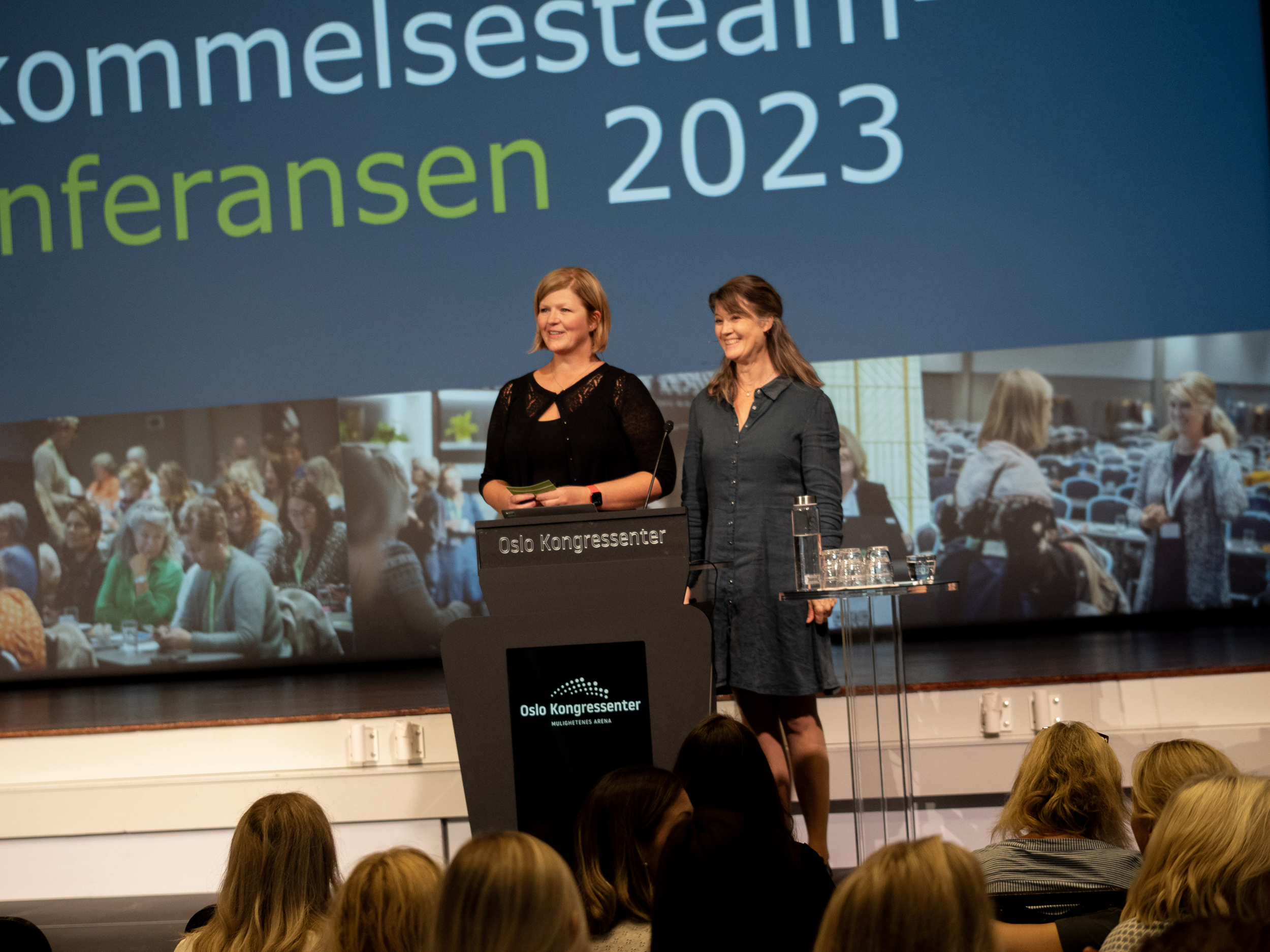 Thea og Mona på scenen under Hukommelsesteamkonferansen 2023.