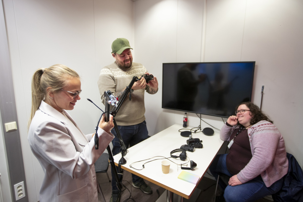 Opprigg av podcaststudio i møterom