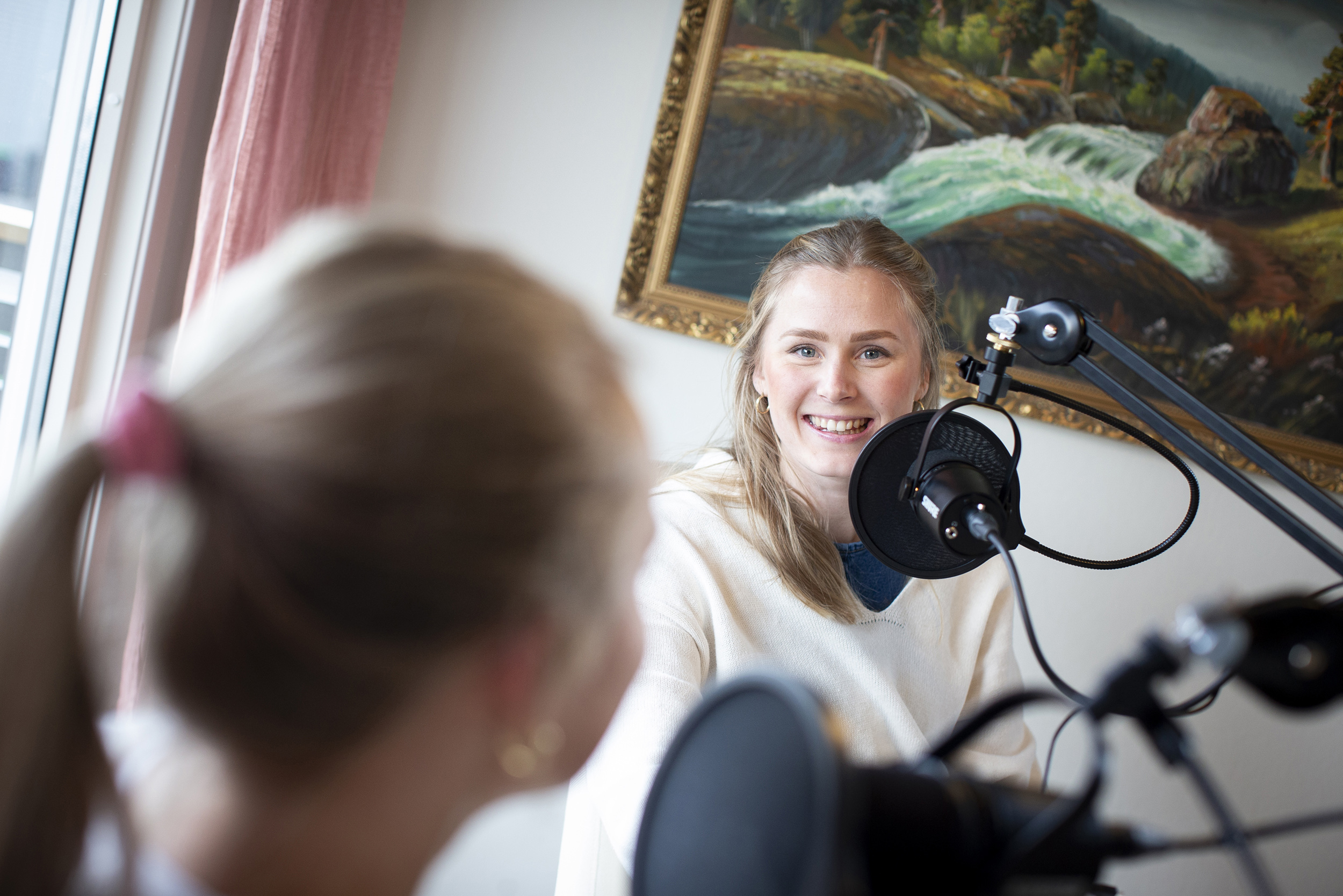 To unge kvinner i podcast studie.