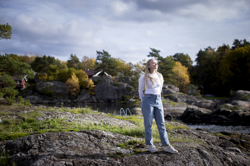 Celine Haaland Johansen står ute i skjærgården.