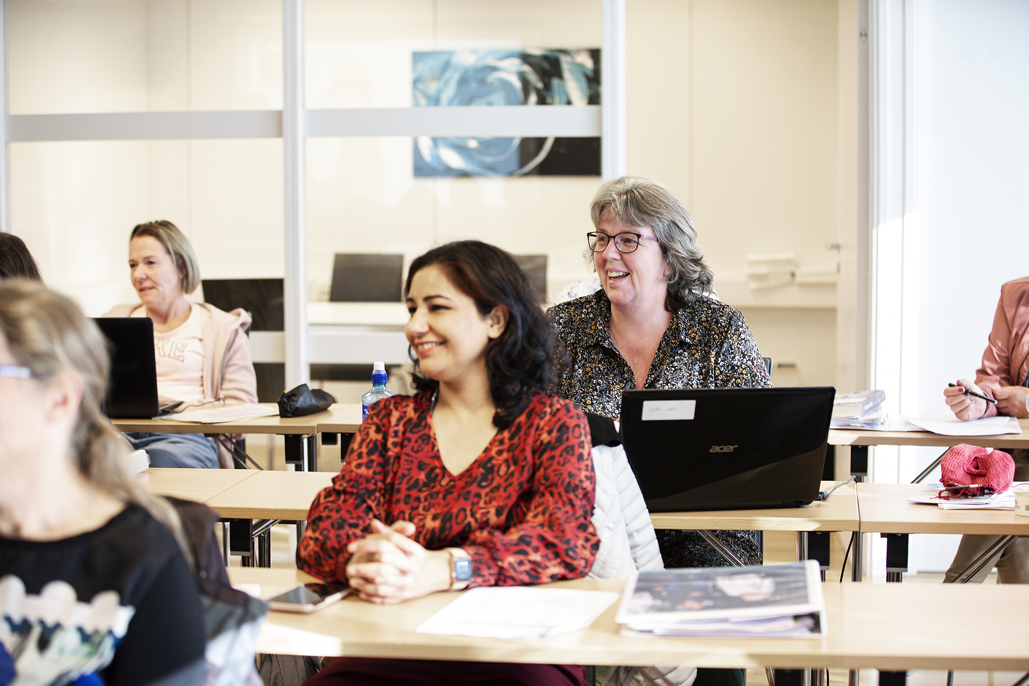 Studenter i klasserom lytter til forelesning