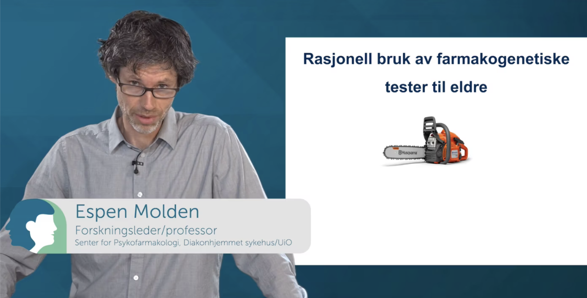 foredragsholder som ser i kameraet