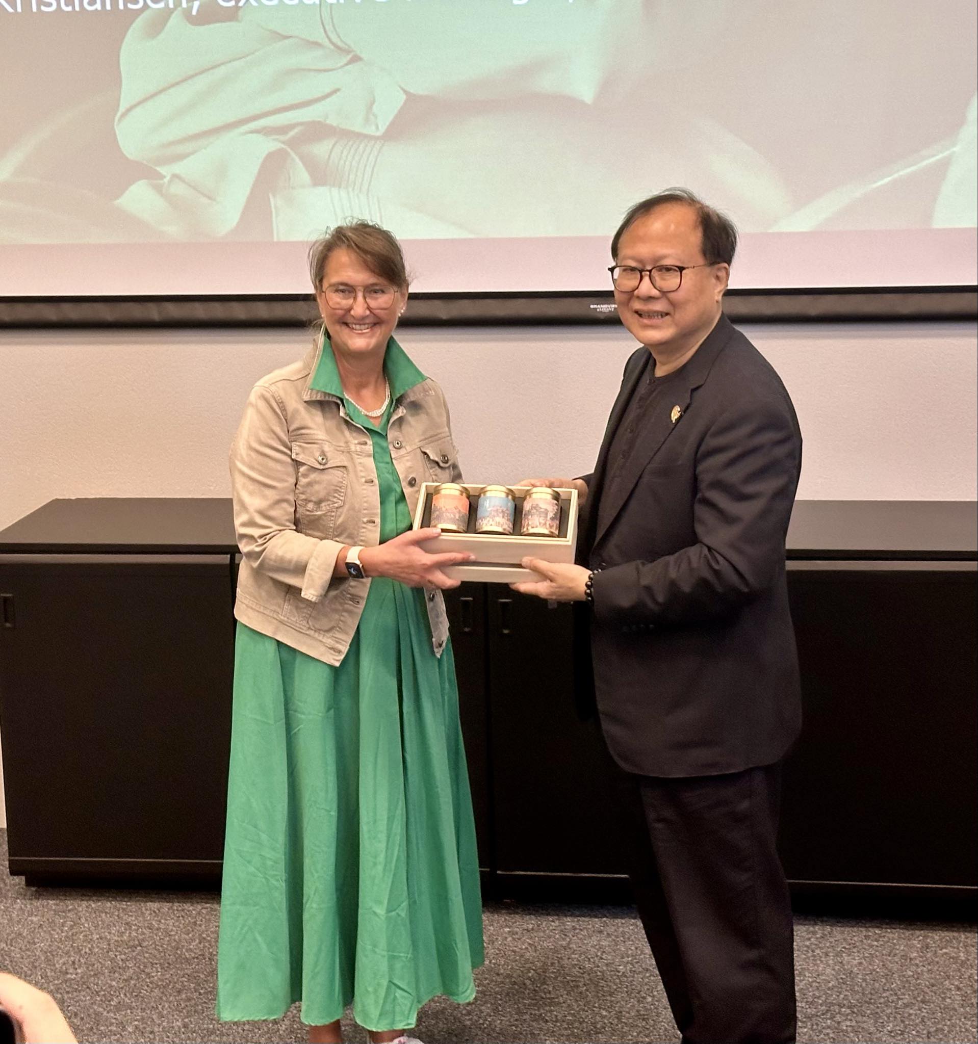 Kari Midtbø Kristiansen og vise-presidenten av Taiwan