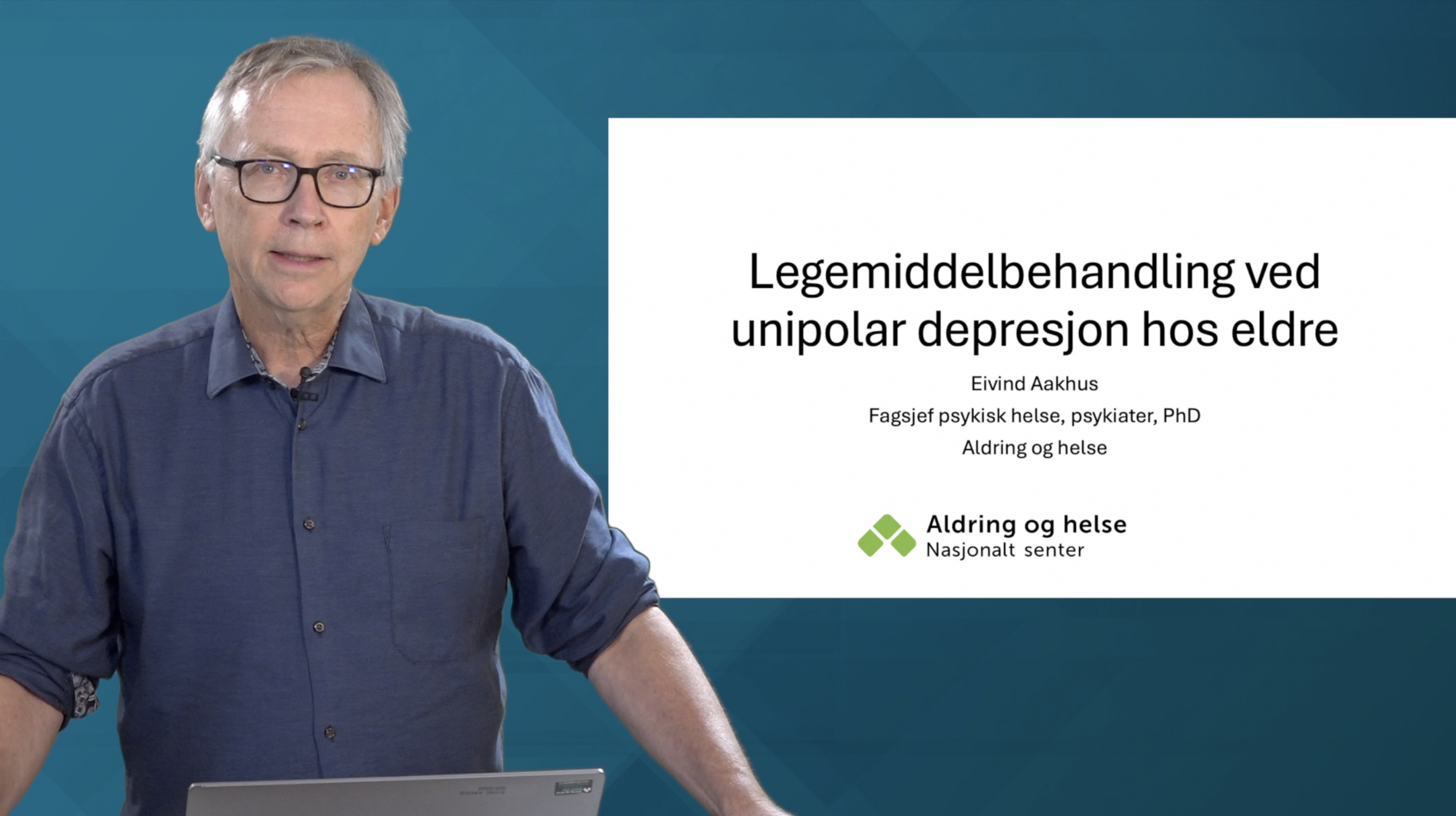 Voksen mann holder foredrag