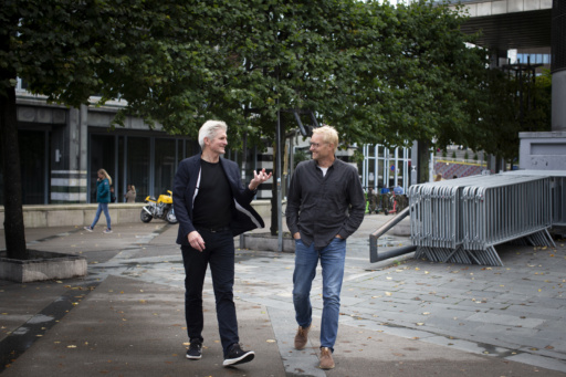 Geir Selbæk og Petter Hveem ute og går. Foto