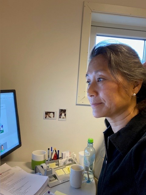 Ruth-Karin foran en pc-skjerm på kontoret