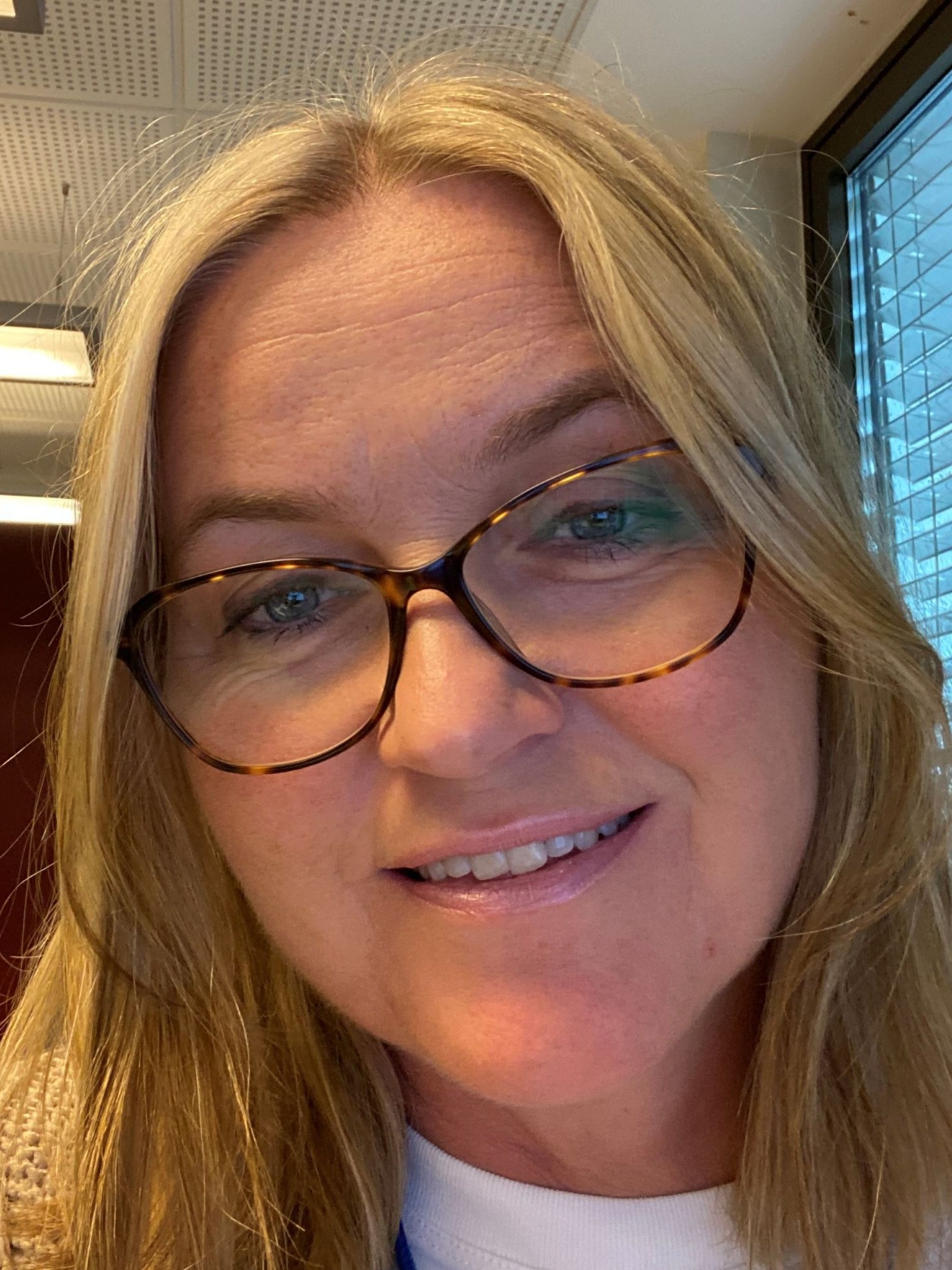 Liv Berit Træthaug på kontoret. HUn er leder på Tid til å være ung for unge pårørende til en forelder med demens.