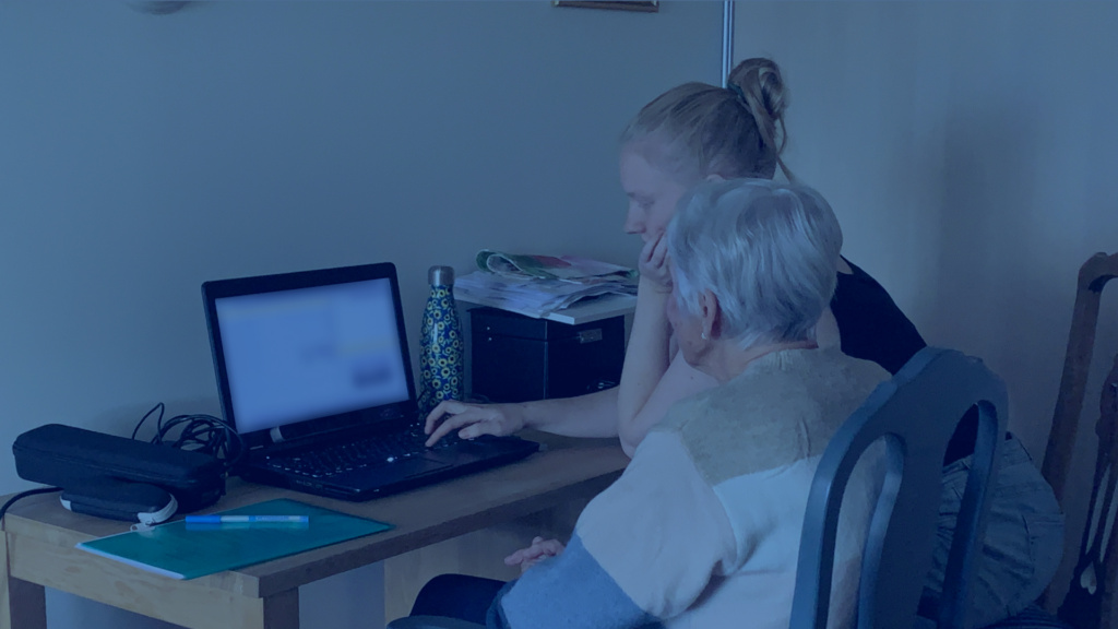 Eldre dame deltar i intervju på pc. Foto