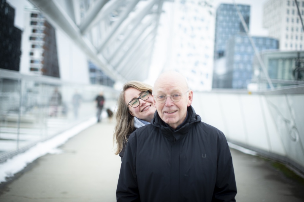 Far og datter deler håper at podkasten Generasjon kan bygge broer mellom generasjonene.