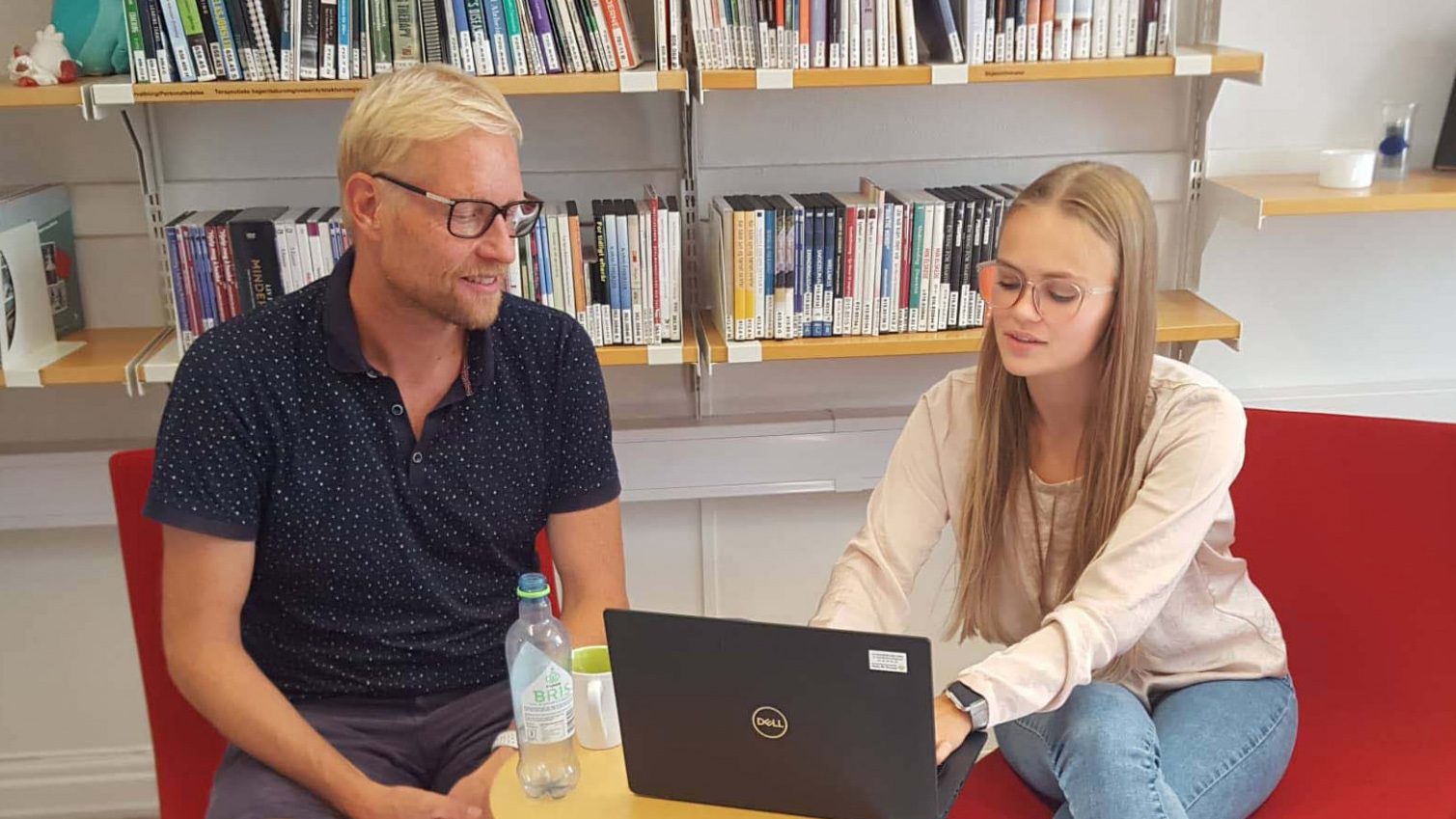 Mann og kvinne foran PC. Foto