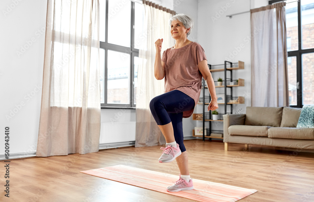 Eldre kvinne trener. Foto