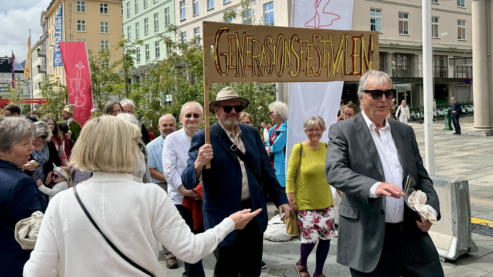 Eldre i tog med banner. Foto