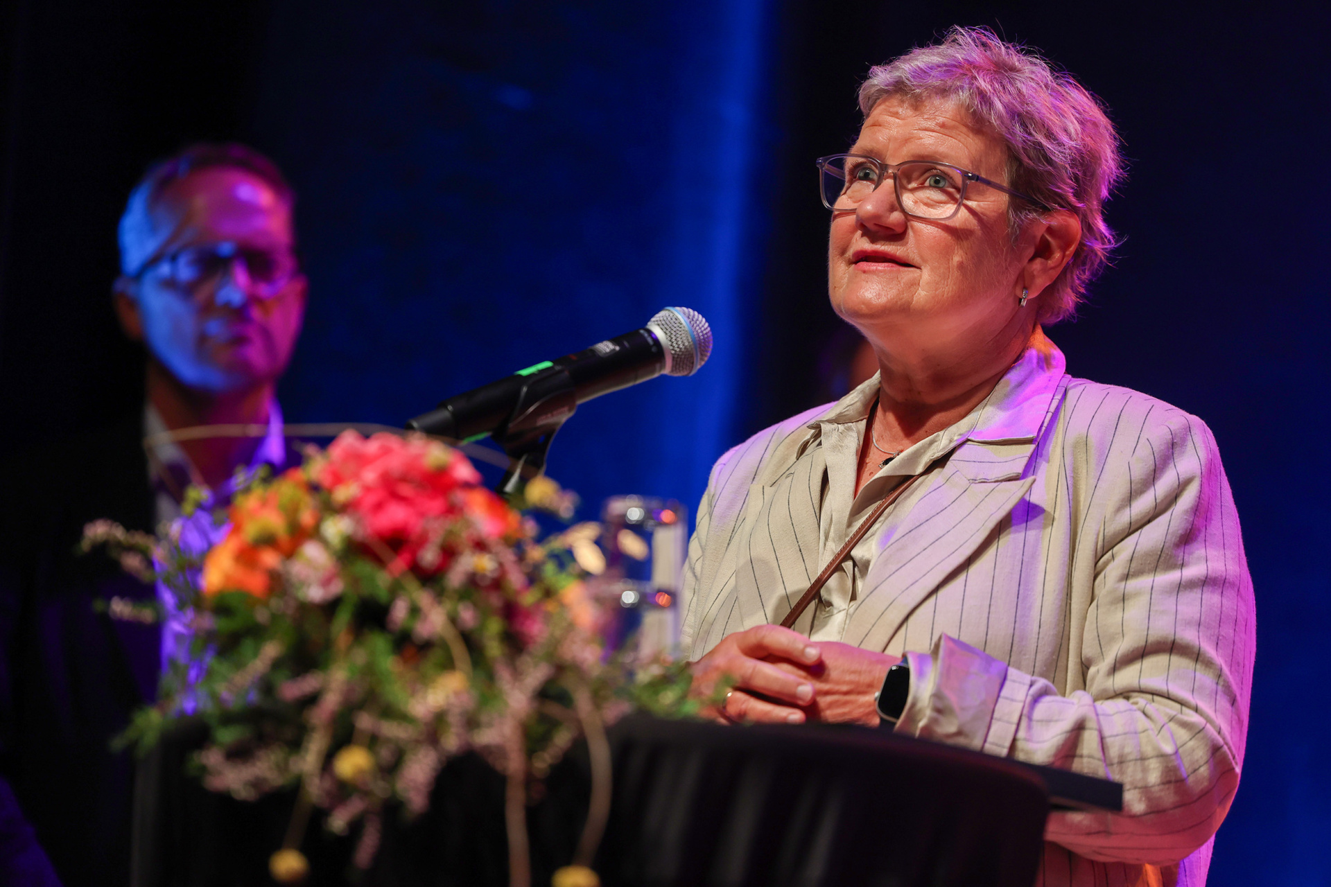 Anne Marie Mork Rokstad på scenen etter å ha vunnet pris. Foto