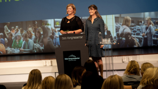 To kvinner på scene.