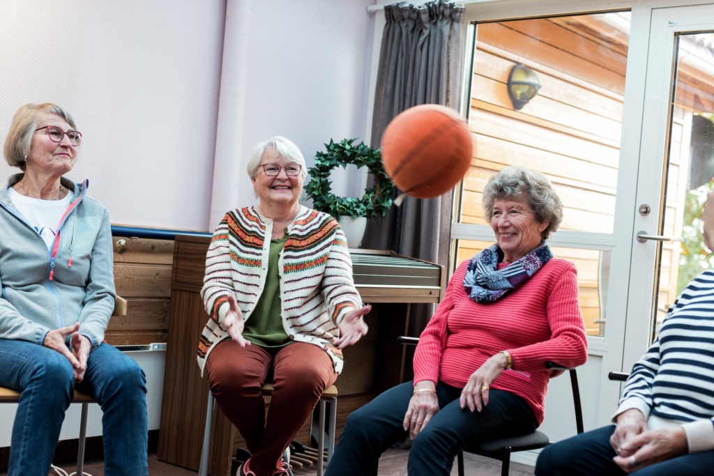 Fire eldre kvinner med ball. Foto