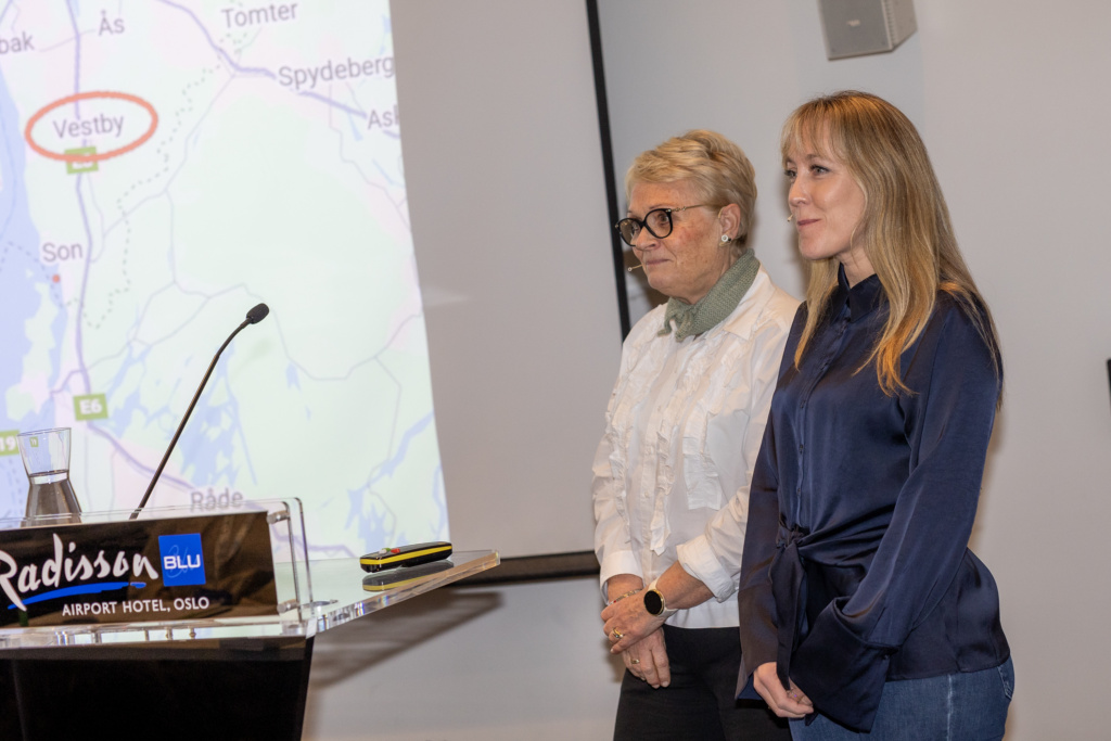 To kvinnelige foredragsholdere