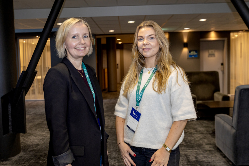 To smilende kvinner.